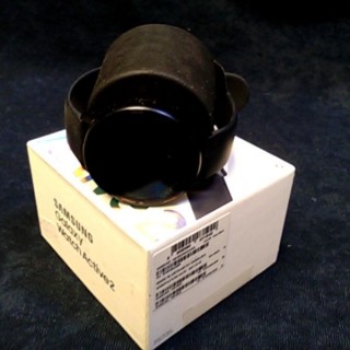 SAMSUNG SM-R820